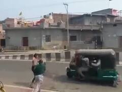 Watch: यूपी के बागपत में पानी से भरा गुब्बारा फेंकने से पलटा ऑटो, वीडियो देखकर दिल दहल जाएगा