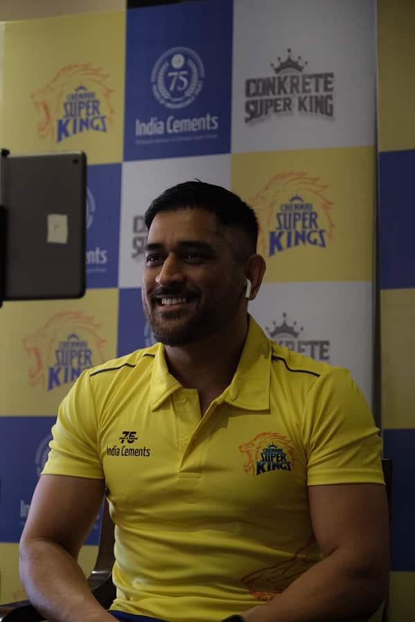 দরজায় কড়া নাড়ছে আইপিএল (IPL)। ২৬ মার্চ, প্রথম দিনই মুখোমুখি গতবারের দুই ফাইনালিস্ট কলকাতা নাইট রাইডার্স (KKR) ও চেন্নাই সুপার কিংস (CSK)। গতবারের ফাইনালে শাহরুখ খানের নাইটদের হারিয়েই ট্রফি জিতেছিল ধোনির সিএসকে।