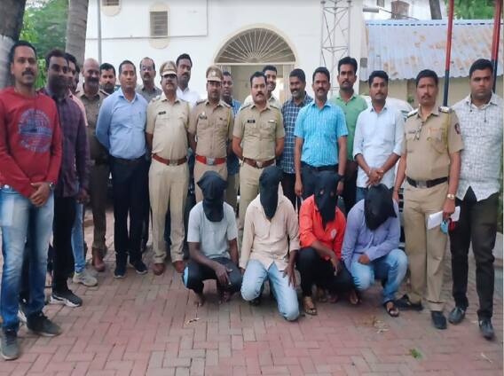 Sangli Crime : कर्जबाजारीपणातून बाहेर पडण्यासाठी पिता-पुत्राच्या अपहरणाचा डाव; सांगलीत सहा जणांना बेड्या Sangli Crime : कर्जबाजारीपणातून बाहेर पडण्यासाठी पिता-पुत्राच्या अपहरणाचा डाव; सांगलीत सहा जणांना बेड्या