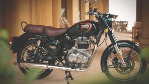 Royal Enfield Classic 350 Bobber रॉयल एनफील्ड क्लासिक 350 भारतीय बाजार में काफी पॉपुलर बाइक है. अब अपनी सबसे ज्यादा बिकने वाली मोटरसाइकिल को और भी स्पोर्टियर बनाने के लिए कंपनी सिंगल सीट के साथ उसी का एक बॉबर वर्जन लॉन्च करने की प्लानिंग बना रही है. जबकि इंजन स्टैंडर्ड क्लासिक 350 के जैसा ही रहेगा, आरई की आने वाली बॉबर मोटरसाइकिल को अपडेट एर्गोनॉमिक्स मिल सकता है और यह जावा पेराक को टक्कर देगा. इसे दिसंबर 2022 या अगले साल की शुरुआत में लॉन्च किया जा सकता है.