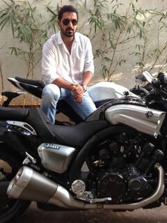 जॉन अब्राहम से लेकर शाहिद कपूर तक, इन स्टार्स के पास हैं बेशकीमती बीएमडब्लू बाइक्स