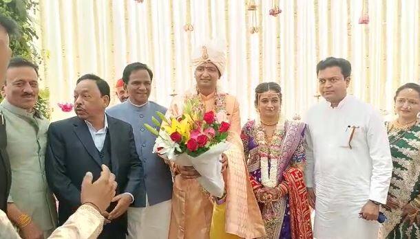 काँग्रेस नेते तथा राज्याचे मंत्री अमित देशमुख हे देखील सोहळ्याला उपस्थित होते.