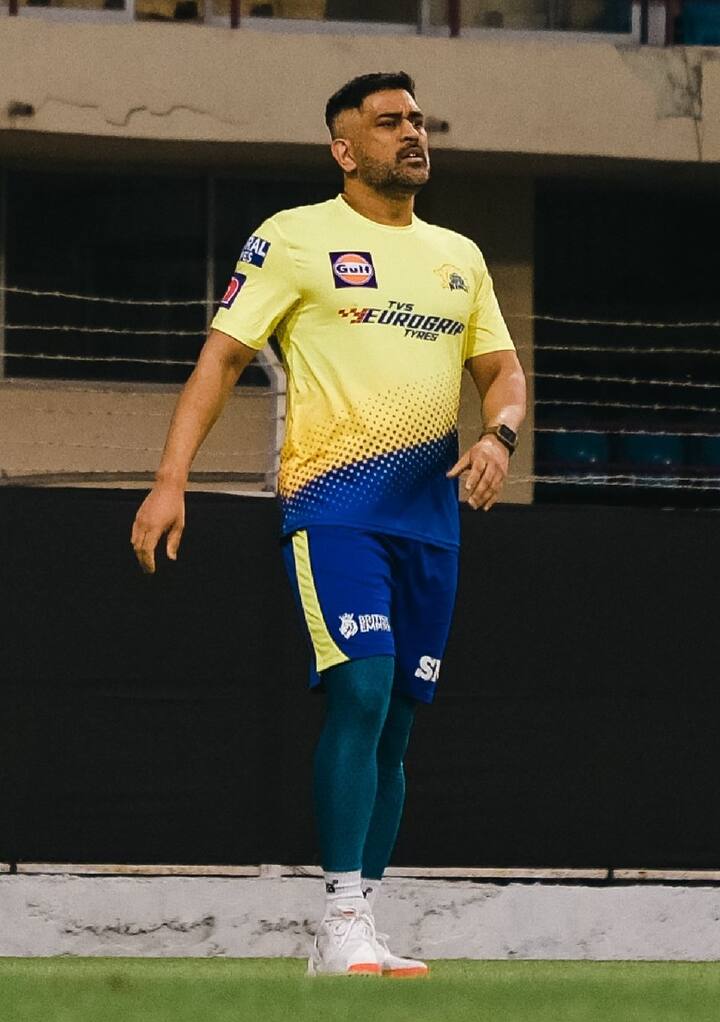 নিজেদের মধ্যে ম্যাচ সিচুয়েশন প্র্যাক্টিস করছিলেন ধোনিরা। ব্যাট করার সময় ধোনিকে একের পর এক বল ওড়াতে দেখা গেল গ্যালারিতে। মাইকেল হাসি হরাত তুলে ছক্কার ইঙ্গিত করলেন।