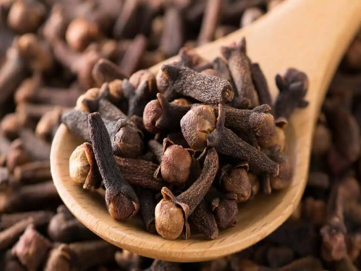 know the lots of health benefits in  cloves Health Benefits of Cloves: பல் வலி பறக்கும்.. முகம் பளபளப்பாகும்.. சின்ன கிராம்புக்குள் இத்தனை நன்மைகளா?