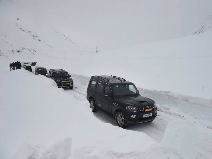रणनीतिक श्रीनगर-लेह राष्ट्रीय राजमार्ग को शनिवार को 73 दिनों बाद यातायात के लिए फिर से खोल दिया गया, जिससे लद्दाख क्षेत्र को सतही परिवहन के माध्यम से देश के बाकी हिस्सों से जोड़ा जा सके.