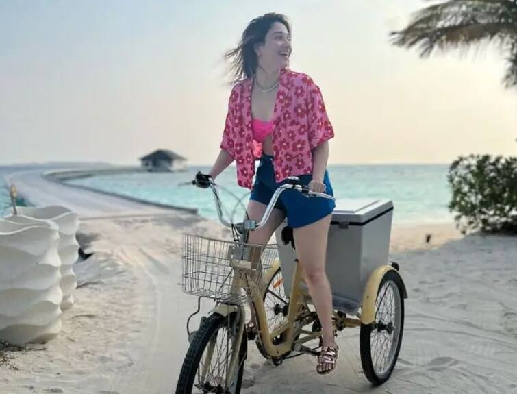 tamannaah bhatia leaves internet speechless with her recent maldives photos  માલદીવમાં આઈસ્ક્રીમ વેચતી જોવા મળી એક્ટ્રેસ તમન્ના ભાટિયા, જુઓ ગ્લેમરસ અંદાજ