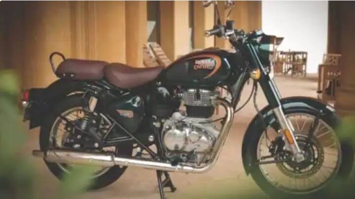 Royal Enfield Classic 350 Bobber Royal Enfield Classic 350 ਭਾਰਤੀ ਬਾਜ਼ਾਰ 'ਚ ਕਾਫੀ ਮਸ਼ਹੂਰ ਬਾਈਕ ਹੈ। ਹੁਣ ਆਪਣੀ ਸਭ ਤੋਂ ਵੱਧ ਵਿਕਣ ਵਾਲੀ ਮੋਟਰਸਾਈਕਲ ਨੂੰ ਸਪੋਰਟੀਅਰ ਬਣਾਉਣ ਲਈ, ਕੰਪਨੀ ਸਿੰਗਲ ਸੀਟ ਦੇ ਨਾਲ ਇਸ ਦਾ ਇੱਕ ਬੌਬਰ ਵਰਜ਼ਨ ਲਾਂਚ ਕਰਨ ਦੀ ਯੋਜਨਾ ਬਣਾ ਰਹੀ ਹੈ। ਜਦੋਂ ਕਿ ਇੰਜਣ ਸਟੈਂਡਰਡ ਕਲਾਸਿਕ 350 ਵਰਗਾ ਹੀ ਰਹੇਗਾ, RE ਤੋਂ ਆਉਣ ਵਾਲੀ ਬੌਬਰ ਮੋਟਰਸਾਈਕਲ ਅੱਪਡੇਟ ਐਰਗੋਨੋਮਿਕਸ ਪ੍ਰਾਪਤ ਕਰ ਸਕਦੀ ਹੈ ਅਤੇ ਜਾਵਾ ਪੇਰਾਕ ਨੂੰ ਟੱਕਰ ਦੇਵੇਗੀ। ਇਸ ਨੂੰ ਦਸੰਬਰ 2022 ਜਾਂ ਅਗਲੇ ਸਾਲ ਦੀ ਸ਼ੁਰੂਆਤ 'ਚ ਲਾਂਚ ਕੀਤਾ ਜਾ ਸਕਦਾ ਹੈ।