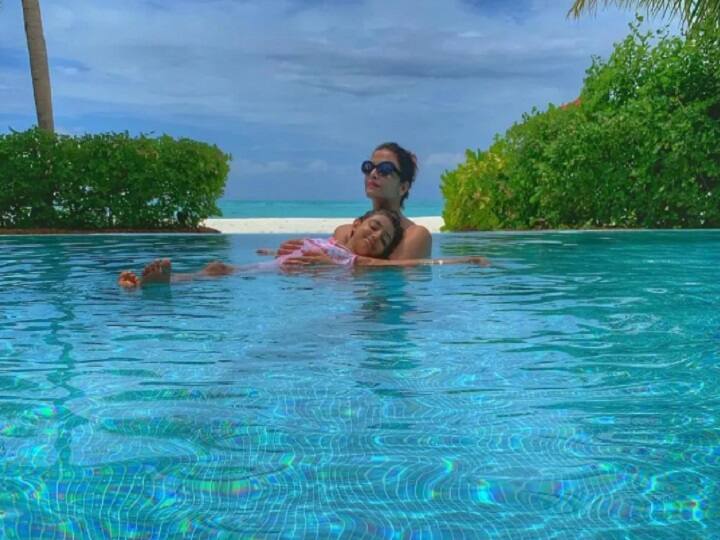 Abhishek Bachchan Daughter Aaradhya Bachchan Chilling In Swimming Pool With Aishwarya Bachchan ऐश्वर्या राय के साथ पूल में चिल करती दिखीं अराध्या बच्चन, आपने देखी अभिषेक की बेटी की ये कूल फोटो?