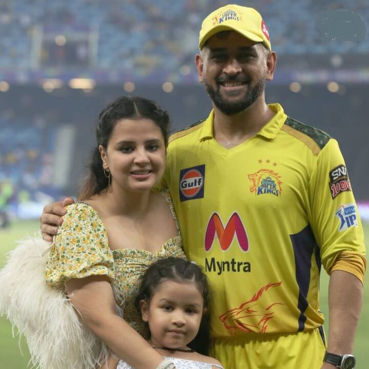 সেখানে ধোনিকে দেখা যাচ্ছে বিধ্বংসী ছন্দে। মাঝ পিচে ব্যাট করতে দেখা গিয়েছে ধোনিকে। আম্পায়ারের জায়গায় দাঁড়িয়ে দলের অন্যতম সহকারী কোচ মাইকেল হাসি।