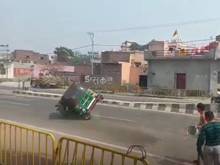 uttar pradesh baghpat viral video of accident aftert hitting a balloon water on auto several injured ann Watch: बागपत में ऑटो पर पानी का गुब्बारा फैंकने से हुआ दर्दनाक हादसा, देखें ये दिल दहला देने वाला वीडियो
