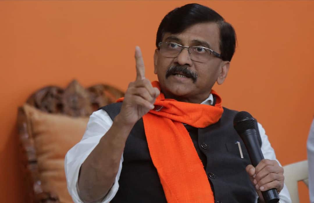 Shiv sena Sanjay Raut on Pen drive case Mumbai Maharashtra BJP Devendra Fadnavis Update Sanjay Raut : महाराष्ट्रात रोज नवीन पेनड्राईव्ह बाळंतपण! आम्ही एकच कव्हर ड्राईव्ह मारु : संजय राऊत 