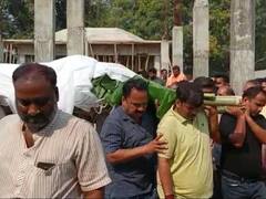 Chhattisgarh News: छत्तीसगढ़ के कलेक्टर की दरियादिली, शव को कांधा देकर कराया अंतिम संस्कार