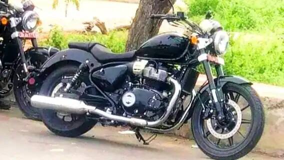 Royal Enfield Super Meteor 650 350cc સેગમેન્ટમાં નવી રજૂઆતોના એક ગૃપની સાથે, RE 650cc કેટેગરીને પણ ટારગેટ કરશે. કંપનીના આગામી પાવર ક્રૂઝર, રૉયલ એનફિલ્ડ સુપર મીટિયૉર 650 ને પહેલા જ ભારતમાં ટેસ્ટ માટે જોવામાં આવી ચૂકી છે. ઇન્ટરસેપ્ટર 650 થી આને 648cc, પેરેલલ-ટ્વીન, એર કૂલ્ડ, ફ્યૂલ -ઇન્જેક્ટેડ એન્જિન મળવાની આશા છે, પરંતુ મામુલી ફેરફારો સાથે, એન્જિનને 6 સ્પીડ ગિયરબૉક્સ સાથે જોડવામાં આવશે. આને ઓગસ્ટ 2022માં લૉન્ચ કરવામાં આવી શકે છે.