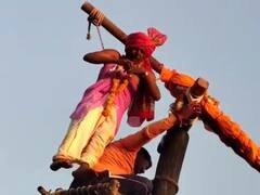 MP गजब है! 30 फीट की उंचाई पर हवा में लटक कर पूजा, मन्नत के लिए जान का जोखिम, देखिए तस्वीरें