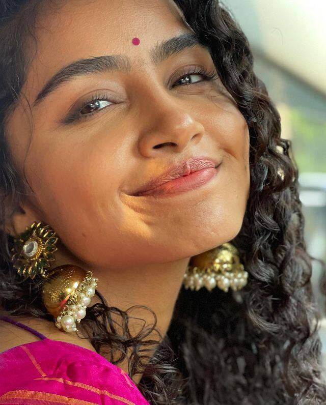 ఆమె సినిమాల్లో ఎక్కడా స్కిన్ షో కనిపించదు. కానీ 'రౌడీబాయ్స్' సినిమాలో హీరోతో లిప్ లాక్ సీన్స్ లో నటించింది.(Photo Courtesy : Anupama Parameswaran Instagram)