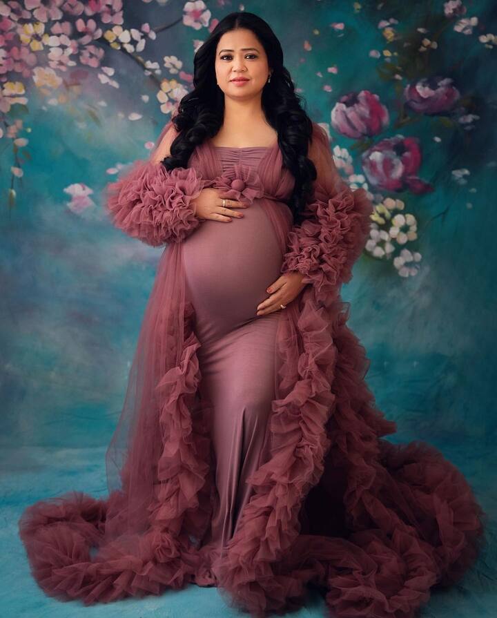 অনুরাগীদের চমকে দিয়েছে 'লাফটার ক্যুইন' ভারতী সিংহের নতুন ফটোশ্যুটের ছবি। মা হতে চলেছেন ভারতী। এবার প্রেগন্যান্সি ফটোশ্যুটও সেরে ফেললেন তিনি।