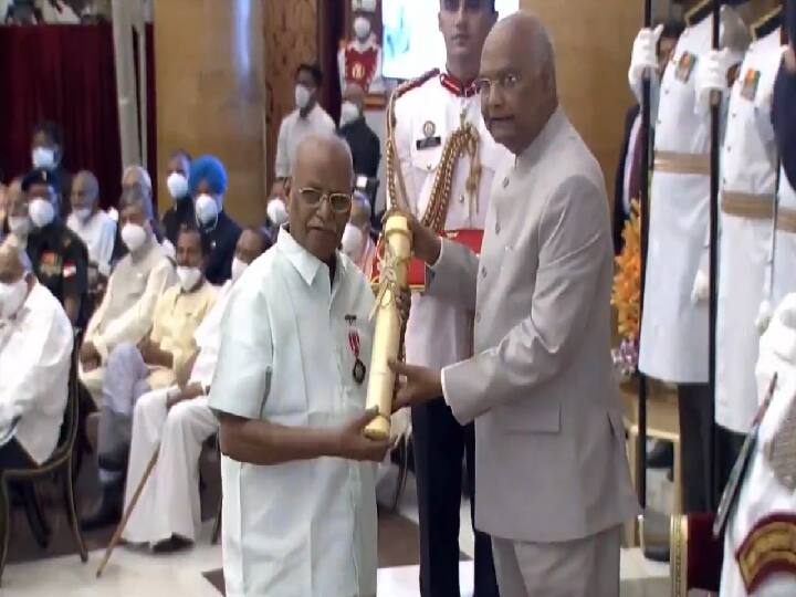 Padma Awards 2022: Tamil Poet Sirpi Balasubramaniam Honoured Padmashree Award Padma Awards 2022: தமிழகத்தைச் சேர்ந்த சிற்பி பால்சுப்ரமணியனுக்கு பத்மஸ்ரீ விருது வழங்கிய குடியரசுத்தலைவர்!