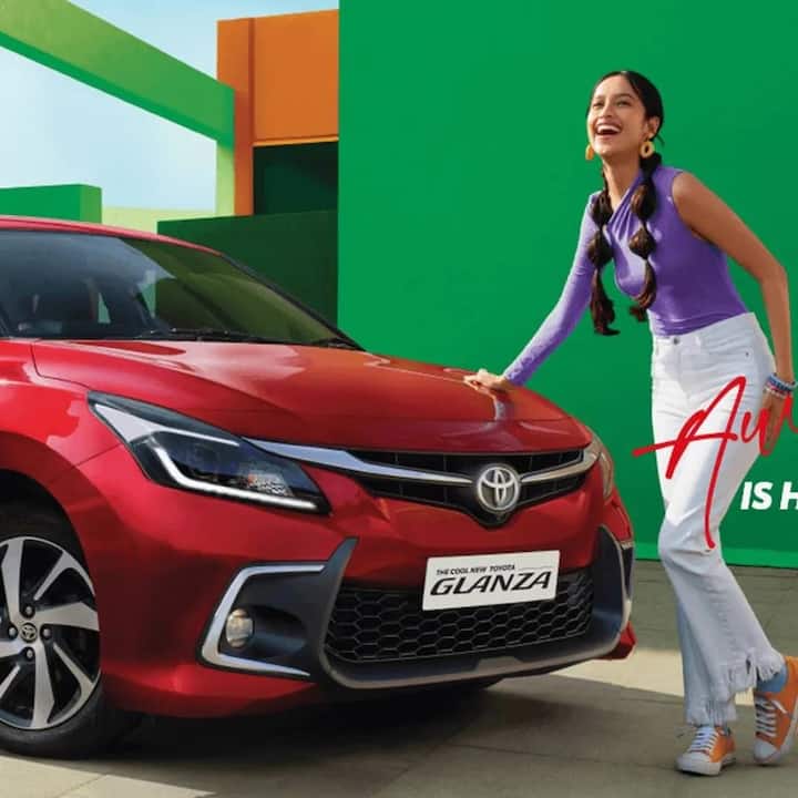 2022 Toyota Glanza ફેસલિફ્ટ વર્ઝન ભારતમાં લોન્ચ કરવામાં આવ્યું છે. 2022 Toyota Glanza પ્રીમિયમ હેચબેક સેગમેન્ટ કાર સાથે સ્પર્ધા કરશે. આ કાર પહેલાથી અસ્તિત્વમાં રહેલી Hyundai i20, Tata Altroz, Honda Jazz અને Volkswagen Polo સાથે સ્પર્ધા કરશે.