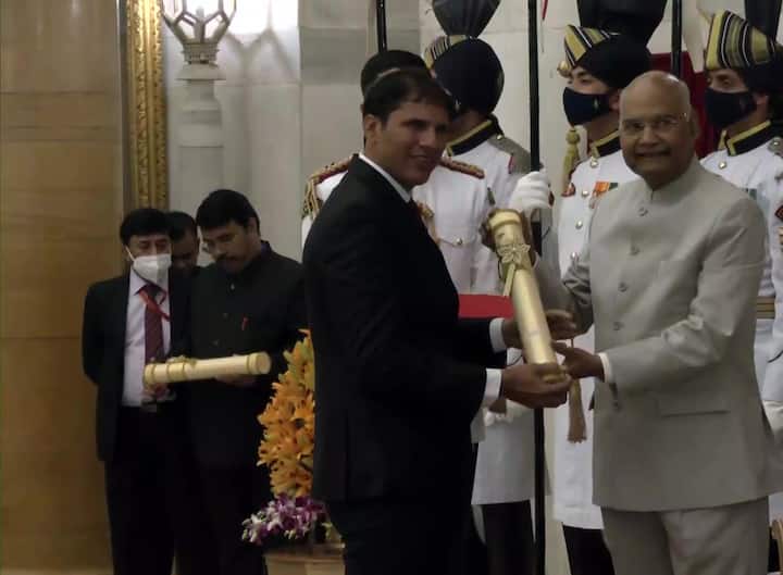 Paralympic silver medalist Devendra Jhajharia receives his Padma Bhushan. He is a Paralympic Javelin athlete from Churu - achieved the unparalleled feat of wining medals across 3 Paralympic games. (Source: ANI)