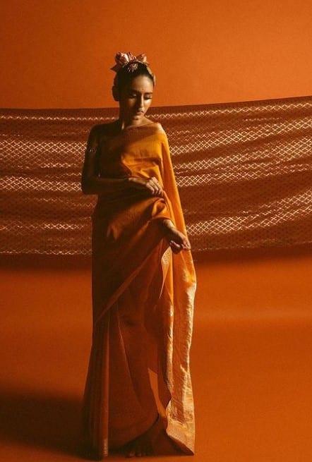 சாய்ந்தாடும் சங்கில் துளி பட்டாலும் முத்தகிடும் மொட்டுண்டே