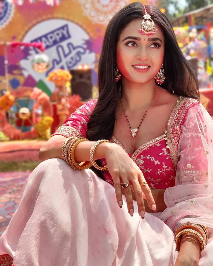 ਦਰਅਸਲ, ਤੇਜਸਵੀ ਪ੍ਰਕਾਸ਼ ਵਲੋਂ ਇੰਸਟਾਗ੍ਰਾਮ 'ਤੇ ਸ਼ੇਅਰ ਕੀਤੀਆਂ ਤਸਵੀਰਾਂ ਨਾਗਿਨ 6 ਦੇ ਸੈੱਟ 'ਤੇ ਕਲਿੱਕ ਕੀਤੀਆਂ ਗਈਆਂ ਹਨ, ਕਿਉਂਕਿ ਇਨ੍ਹੀਂ ਦਿਨੀਂ ਨਾਗਿਨ 6 'ਚ ਹੋਲੀ ਦਾ ਤਿਉਹਾਰ ਮਨਾਇਆ ਜਾ ਰਿਹਾ ਹੈ ਅਤੇ ਅਦਾਕਾਰਾ ਇਸ ਆਊਟਫਿਟ 'ਚ ਨਜ਼ਰ ਆ ਰਹੀ ਹੈ।