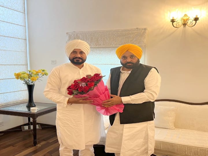 Punjab former CM Charanjit Singh Channi met and congratulated the state new CM Bhagwant Mann ਸਾਬਕਾ ਮੁੱਖ ਮੰਤਰੀ ਚਰਨਜੀਤ ਚੰਨੀ ਨੇ ਕੀਤੀ CM ਭਗਵੰਤ ਮਾਨ ਨਾਲ ਮੁਲਾਕਾਤ
