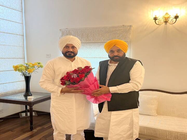 Punjab former CM Charanjit Singh Channi met and congratulated the state new CM Bhagwant Mann पंजाब के पूर्व मुख्यमंत्री चरणजीत सिंह चन्नी ने की सीएम भगवंत मान से की मुलाकात, जीत की दी बधाई