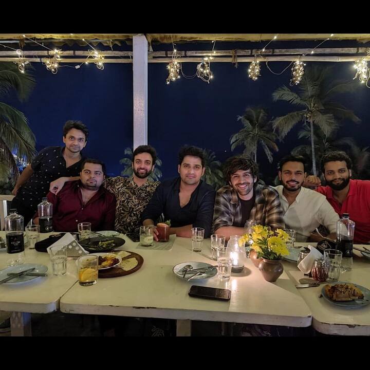 दरअसल, कार्तिक आर्यन ने हाल ही में कुछ तस्वीरें शेयर की हैं. इन तस्वीरों में देखा जा सकता है कि कार्तिक आर्यन अपने दोस्तों के साथ खूब इंजॉय कर रहे हैं.