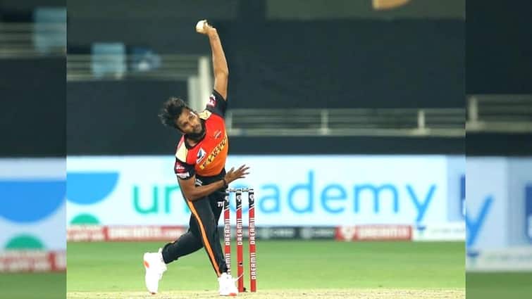 Watch: T Natarajan breaks stumps during Sunrisers Hyderabad training session ahead of IPL 2022 IPL 2022: প্রস্তুতিতে আগুনে বোলিং, নেটে স্টাম্প ভাঙলেন টি নটরাজন