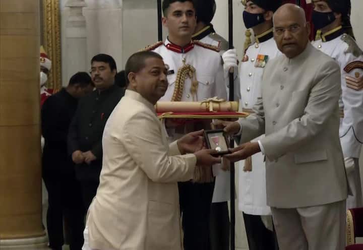 Son of Radhey Shyam Khemka (Posthumous) receives Padma Vibhushan on behalf of his father, in the field of Literature and Education. Radhey Shyam Khemka was a legendary publisher and predisent of Gita Press. (Source: ANI)