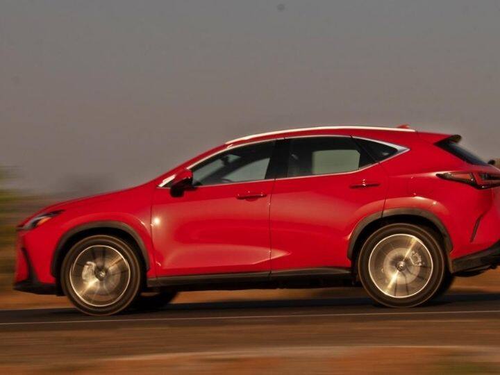 कोणतीही कार पूर्णपणे इलेक्ट्रिकमध्ये रूपांतरित होण्याआधीचा मधला रस्ता म्हणजे हायब्रीड्स कार. हायब्रीड कारमध्ये दोन प्रकारचे इंजिन असतात, एक सामान्य इंधन इंजिन आणि दुसरे म्हणजे बॅटरीवर चालणारी इलेक्ट्रिक मोटर. अशा प्रकारे, या गाड्या एका वेळी पेट्रोल किंवा डिझेलने चालवल्या जाऊ शकतात आणि इतर वेळी इलेक्ट्रिक मोडमध्येही गाडी चालवू शकता. PC : Clinton Pereira