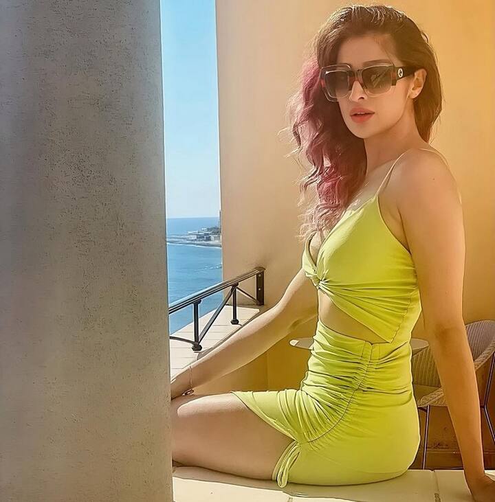 'కాంచనమాల కేబుల్ టీవీ' సినిమాతో టాలీవుడ్‌కు హీరోయిన్ గా పరిచయమైంది రాయ్ లక్ష్మి. (Photo Courtesy: Raai Laxmi Instagram)