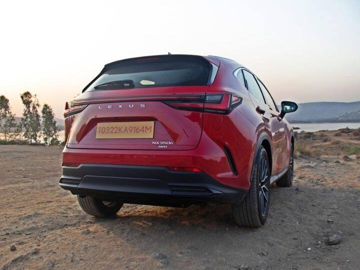 ही कार कोणताही आवाज न करता अगदी आरामात सुरू होते. कारण NX पुरेशा चार्जसह फार कमी वेळेसाठी EV मोडमध्ये चालू शकते. याचे हायब्रीड सिस्टीम दोन हाय-टॉर्क इलेक्ट्रिक ड्राइव्ह मोटर-जनरेटरशी जोडलेले आहे. या कारमध्ये 2.5-लिटर 4-सिलेंडर पेट्रोल इंजिन देण्यात आले आहे. याच्या मागील बाजूस AWD सिस्टिम इलेक्ट्रिक मोटर देण्यात आली आहे. PC : Clinton Pereira