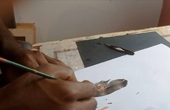 अक्षय मेस्त्रीने अर्ध्या तासात पिसावर शिवरायांचं चित्र साकारलं