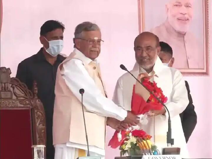 N Biren Singh takes oath as the Chief Minister of Manipur in Imphal, know details Manipur CM Oath Ceremony : एन बिरेन सिंह दुसऱ्यांदा मणिपूरच्या मुख्यमंत्रिपदी विराजमान, राज्यपालांनी दिली शपथ