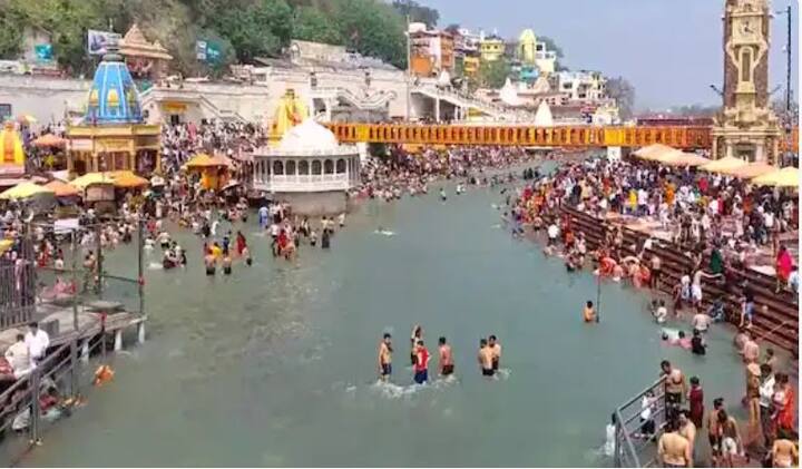 ਕੜਾਕੇ ਦੀ ਗਰਮੀ ਕਾਰਨ ਲੋਕਾਂ ਨੇ ਠੰਢੀਆਂ ਥਾਵਾਂ ਵੱਲ ਜਾਣਾ ਸ਼ੁਰੂ ਕਰ ਦਿੱਤਾ ਹੈ। ਵੀਕਐਂਡ 'ਤੇ ਹਰਿ ਕੀ ਪਉੜੀ ਦਾ ਇਹ ਨਜ਼ਾਰਾ ਸਾਫ਼ ਦੱਸ ਰਿਹਾ ਹੈ, ਲੋਕ ਗਰਮੀ ਦੇ ਕਹਿਰ ਤੋਂ ਬਚਣ ਲਈ ਇੱਥੇ ਪਹੁੰਚ ਰਹੇ ਹਨ। ਇਸ ਦੇ ਨਾਲ ਹੀ ਗੰਗਾ 'ਚ ਇਸ਼ਨਾਨ ਕਰਨ ਦੇ ਨਾਲ-ਨਾਲ ਮਨਸਾ ਦੇਵੀ, ਚੰਡੀ ਦੇਵੀ ਮੰਦਰਾਂ 'ਚ ਵੀ ਵੱਡੀ ਗਿਣਤੀ 'ਚ ਸ਼ਰਧਾਲੂ ਨਜ਼ਰ ਆਉਂਦੇ ਹਨ। ਹਾਲਾਂਕਿ ਯਾਤਰੀਆਂ ਦੀ ਭੀੜ ਕਾਰਨ ਇੱਥੇ ਆਵਾਜਾਈ ਵਿਵਸਥਾ ਠੱਪ ਹੋ ਕੇ ਰਹਿ ਗਈ ਹੈ।