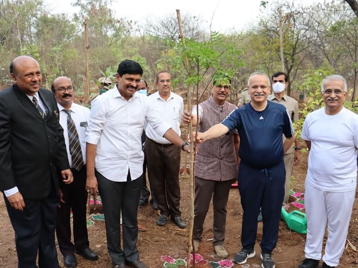 World Forest Day 2022: Chief Justice of Telangana High Court plantation at KBR Park World Forest Day 2022: కేబీఆర్ పార్క్‌లో మొక్కలు నాటిన హైకోర్టు చీఫ్ జస్టిస్ సతీష్ చంద్ర, ఎంపీ సంతోష్ కుమార్