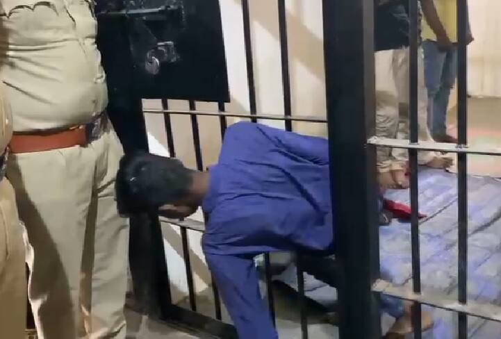 Pune Pimpari chinchwad Crime thief through a police station lockup demonstration video Crime : चाकण पोलीस स्टेशनच्या लॉकअपमधून चोरटा पसार, पळून कसा गेला? याबाबतच्या प्रात्यक्षिकाचा व्हिडीओ समोर