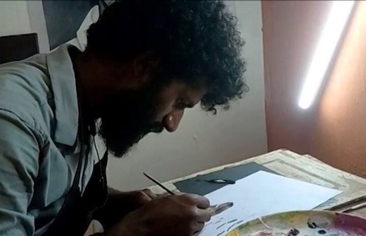 अक्षय मेस्त्री कायमच आपल्या कलेने सगळ्यांना आश्चर्यचकित करत असतो. याआधी त्याने शिवसेना प्रमुख बाळासाहेब ठाकरे यांच्या जयंतीनिमित्त आपट्याच्या पानावर चित्र रेखाटलं होतं. तर कार्तिकी एकादशी निमित्त सुपारीवर विठ्ठलाची विविध रुपे साकारली होती