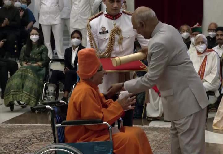Sachidanand Swami receives the Padma Bhushan award from President Ram Nath Kovind, for his work in Literature and Education. He is a philosopher, writer, and social reformer. He is known for his work in Disaster Relief. (Source: ANI)
