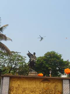 PHOTO : शिवतीर्थावर तिथीनुसार शिवजयंतीचा उत्साह, महाराजांच्या पुतळ्यावर हेलिकॉप्टरमधून पुष्पवृष्टी