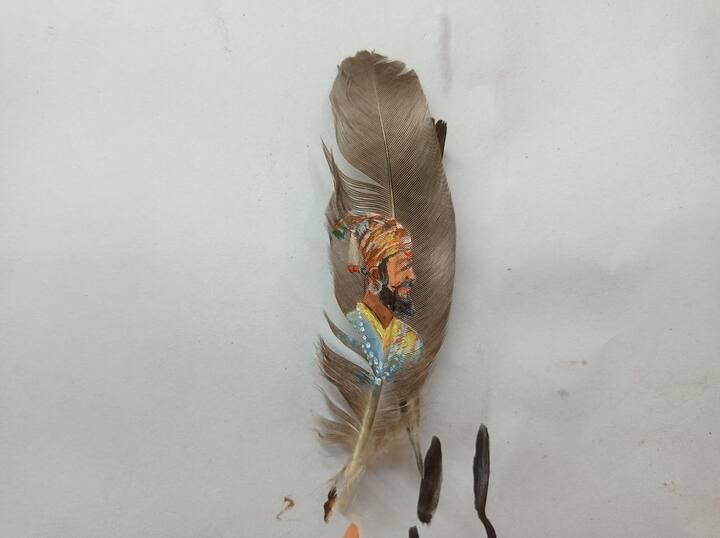 सिंधुदुर्ग जिल्ह्यातील देवगडमधील गव्हाणे गावचा युवा चित्रकार अक्षय मेस्त्री याने छत्रपती शिवाजी महाराजांच्या जयंती औचित्य साधून पक्षाच्या पिसावर चित्र रेखाटले आहे.