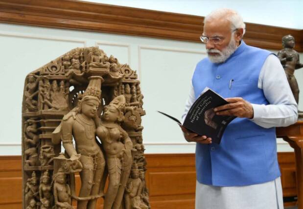 यामध्ये प्रामुख्याने वाळूचा खडक, संगमरवरी, कांस्य, पितळ अशा विविध प्रकारच्या साहित्यापासून बनवलेली शिल्पे आणि कागदावर काढलेली चित्रे असल्याचे सूत्रांनी सांगितले.