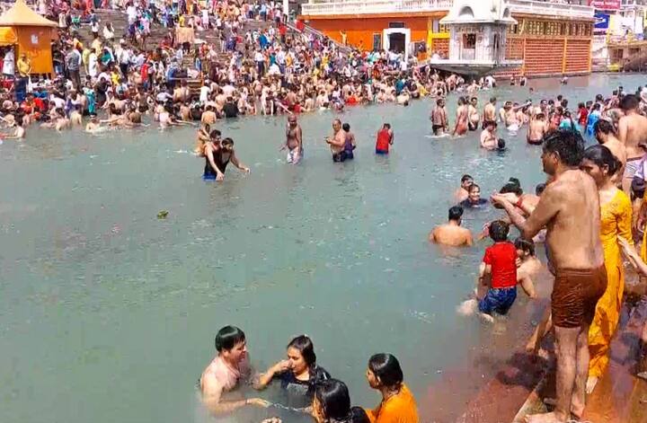 काफी संख्या में सैलानी हर की पौड़ी पर उमड़े हैं. तस्वीर में देख सकते हैं कि कितनी संख्या में लोग डुबकी लगा रहे हैं. कोरोना काल के बाद इतनी संख्या में यहां पहली बार सैलानी पहुंचे हैं. वहीं सैलानियों की बढ़ती भीड़ की वजह से बाजार में व्यापारियों के चेहरे पर रौनक लौट आई है.