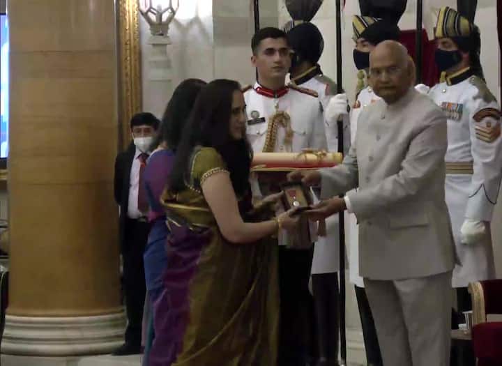 Daughters of CDS General Bipin Rawat, Kritika and Tarini receive his Padma Vibhushan award (posthumous). He was India's first Chief of Defence Staff. (Source: ANI)