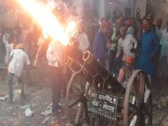 Rajasthan News: उदयपुर के मेनार में हर साल मुगलों से हुए युद्ध को ऐसे दोहराते हैं लोग, देखें तस्वीरें