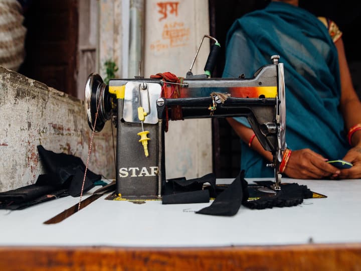 Uttar Pradesh To connect women of UP with employment government is giving free sewing machines know how to apply UP Government Schemes: महिलाओं को रोजगार से जोड़ने के लिए यूपी सरकार दे रही फ्री सिलाई मशीन, जानिए- कैसे करें अप्लाई?