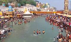 Haridwar: गर्मी बढ़ते ही हर की पौड़ी पर उमड़ा सैलानियों का सैलाब, पूरे शहर में लगा जाम, देखें तस्वीरें