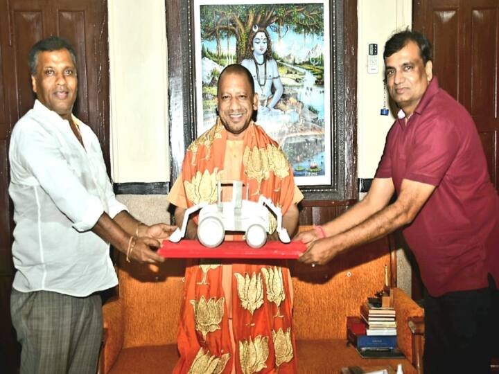 Gorakhpur News Traders gifted a Silver bulldozer to CM Yogi Adityanath in Gorakhpur ann Gorakhpur: कपड़ा व्‍यापारियों ने सीएम योगी को भेंट किया चांदी का 'बुलडोजर', चुनाव में खूब रही है चर्चा