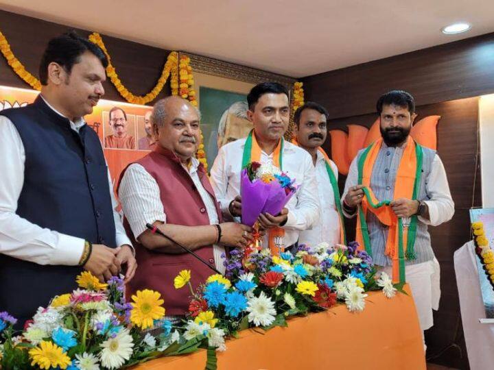 गोव्यात भाजपच्या प्रमुख नेत्यांची बैठक झाली. त्यानंतर देवेंद्र फडणवीस यांच्या उपस्थितीत सावंत यांच्याकडे मुख्यमंत्रीपदाची धुरा सोपवण्यात आली. 